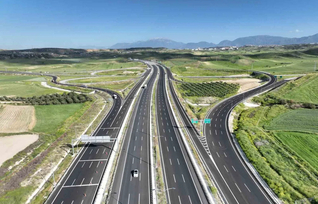 17 Ekim’de trafiğe açılan Denizli-Aydın otoyol hakkında bilgi veren Ulaştırma