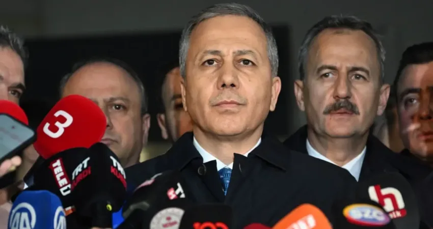 Bakan Yerlikaya: 5 kişi yaşamını yitirdi, 22 yaralı var Yerlikaya, TUSAŞ Ankara’nın Kahramankazan ilçesindeki saldırıya uğrayan tesislerinde incelemede bulundu.