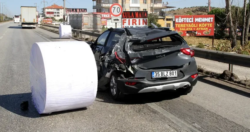 Manisa’nın Kula ilçesinde seyir halindeki kağıt bobinleri yüklü tırın aynı