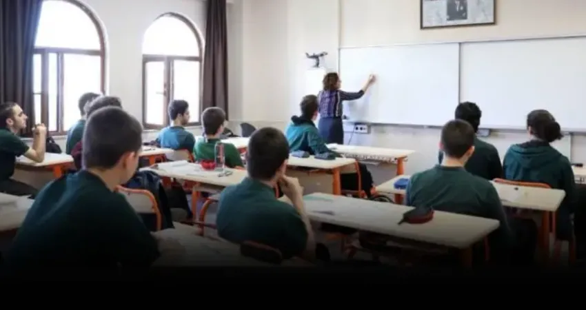 Liselere iki diploma geliyor! MEB’den ‘4+4+4’e revizyon sinyali Milli Eğitim Bakanlığı’nın (MEB), 4+4+4 eğitim modelinde revizyon yapacağı öne