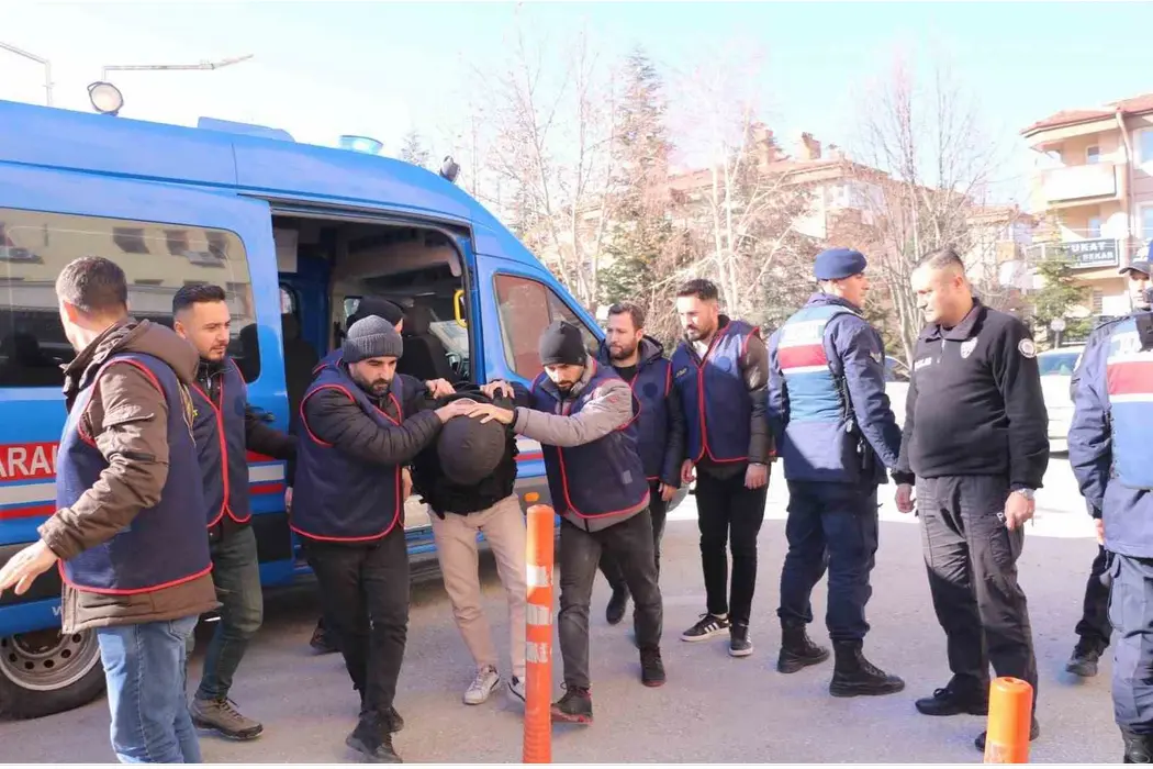 Afyonkarahisar’da geçtiğimiz yıl boşanmak üzere olduğu karısı ile ailesinden 3