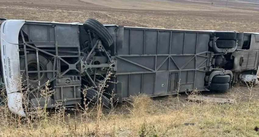 Afyonkarahisar’da turist kafilesini taşıyan yolcu otobüsünün devrilmesi sonucu ilk belirlemelere