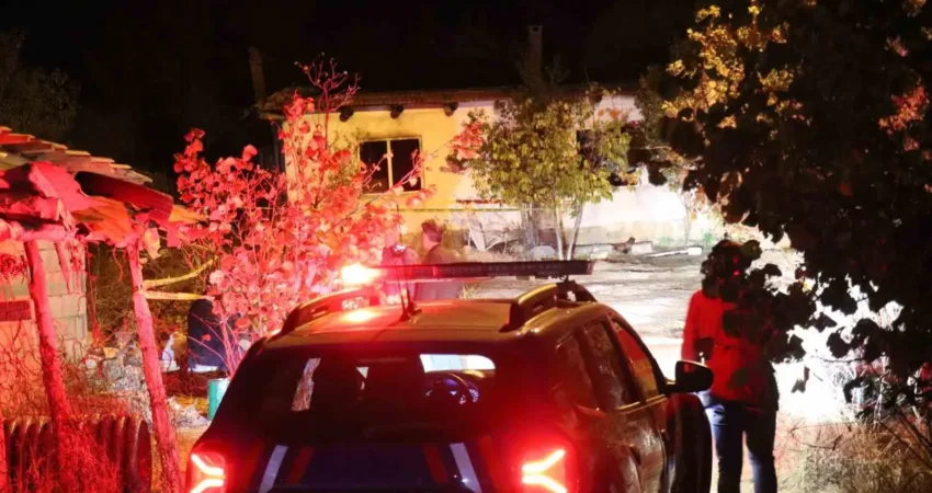 Denizli’nin Tavas ilçesinde babasını ve ağabeyini bıçakladıktan sonra evi ateşe