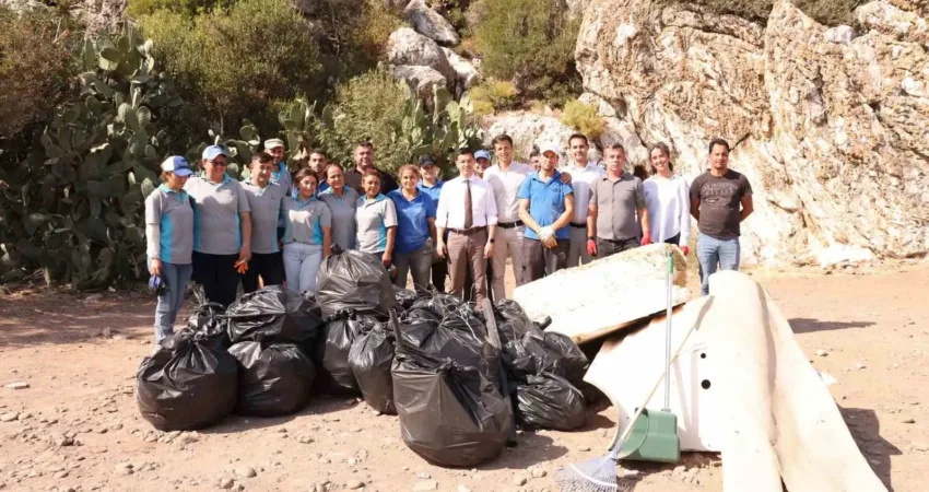 Marmaris Belediye Başkanı Acar Ünlü: “Bir ’can’ çöp poşetine ağır gelir” Temizlik personelleriyle birlikte mıntıka temizliğine katılan Marmaris Belediye Başkanı Acar