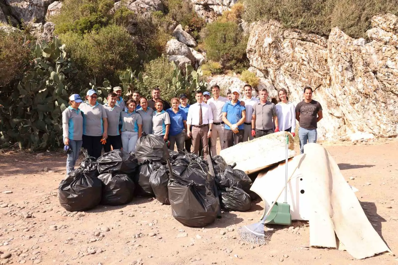 Temizlik personelleriyle birlikte mıntıka temizliğine katılan Marmaris Belediye Başkanı Acar
