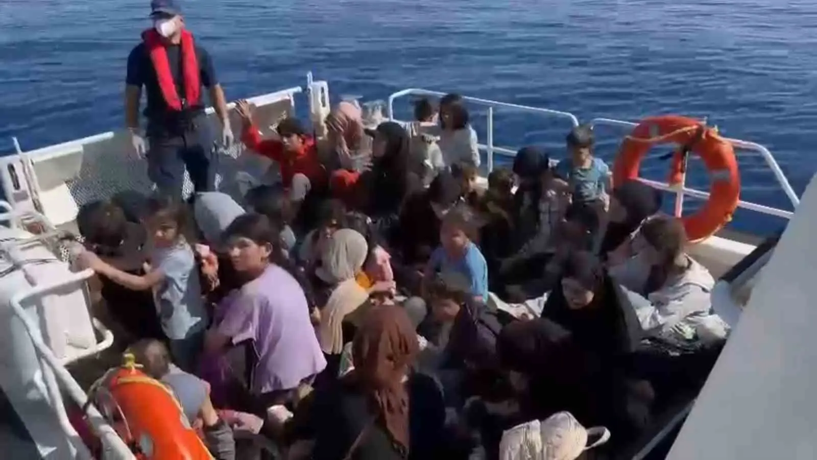 Muğla’nın Bodrum ilçesi açıklarında yelkenli teknede 93 düzensiz göçmen yakalanırken