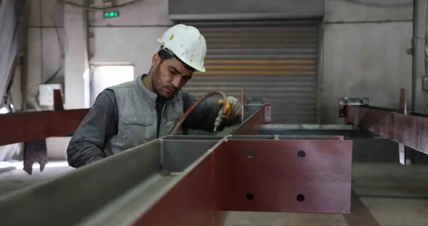 Düşük kira gerekçesiyle İzmirli sanayiciye şeytanın aklına gelmeyecek Ali Cengiz oyunu İzmir’in Kemalpaşa ilçesinde, 4 bin metrekarelik atölyesinde 21 kişiye istihdam