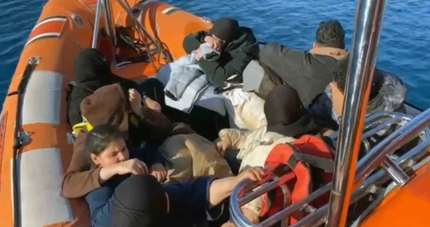 Fethiye’de Issız koyda 6’sı çocuk 56 düzensiz göçmen ve 2 göçmen kaçakçısı yakalandı Muğla’nın Fethiye ilçesi Issız koyda karadan ulaşımın bulunmadığı bölgede Sahil