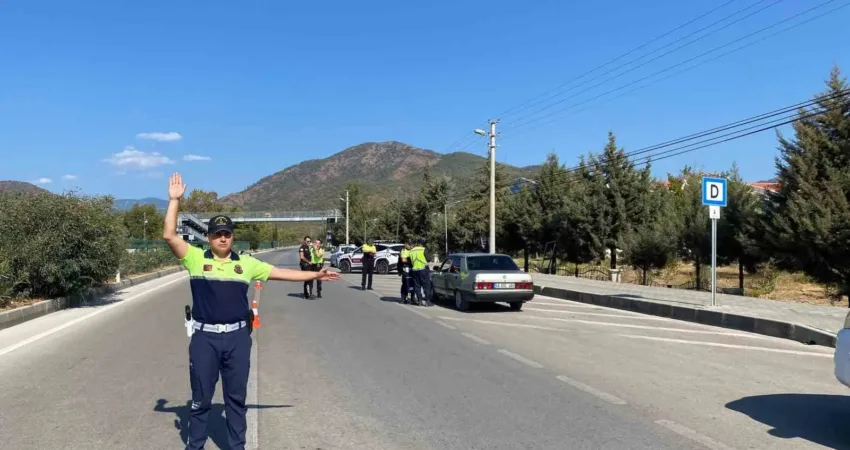 Fethiye’de polis ve jandarmadan ortak denetim Fethiye’de son günlerde meydana gelen motosiklet kazaları ve trafiği tehlikeye