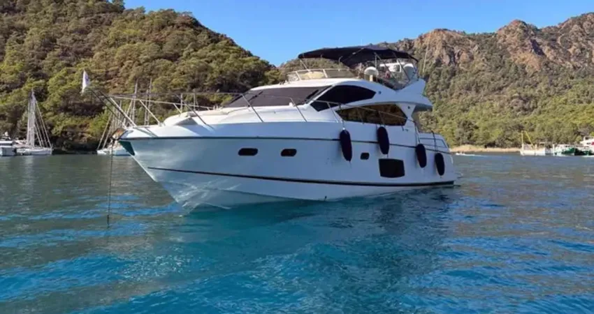 Muğla’nın Fethiye ilçesi açıklarında hareket halindeki milyonluk motor yatta Sahil