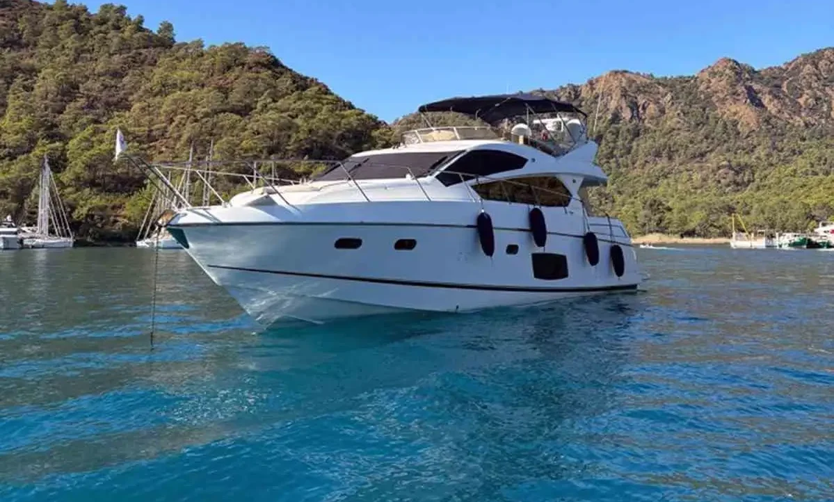 Muğla’nın Fethiye ilçesi açıklarında hareket halindeki milyonluk motor yatta Sahil