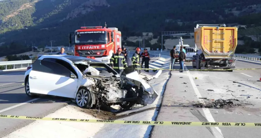 Denizli’nin Pamukkale ilçesinde çevreyolunda önünde ilerleyen hafriyat kamyonuna arkadan çarpan