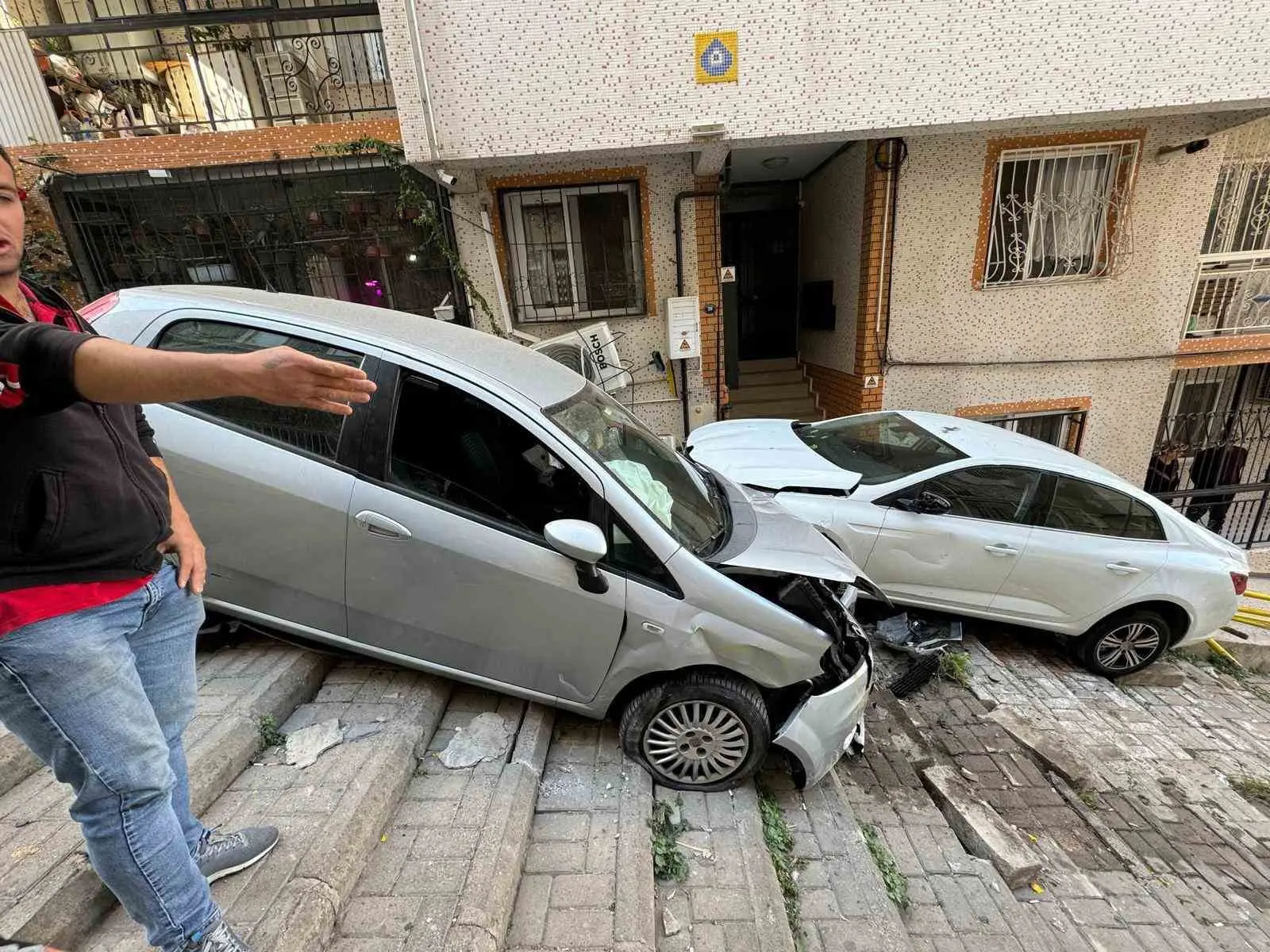 İzmir’in Konak ilçesinde alkollü sürücünün kullandığı otomobilin rampa aşağı merdivenli