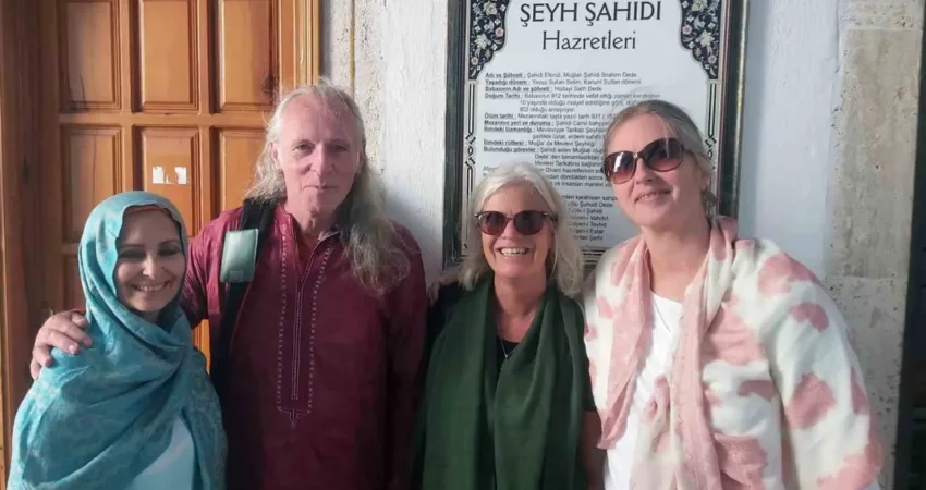 Hollandalı Mevlevilerden Mevlevi Şeyhi Şâhidî’ye ziyaret Hollandalı Mevleviler, Muğla’daki Mevlevî şeyhi ve edebî şahsiyeti Şâhidî İbrahim