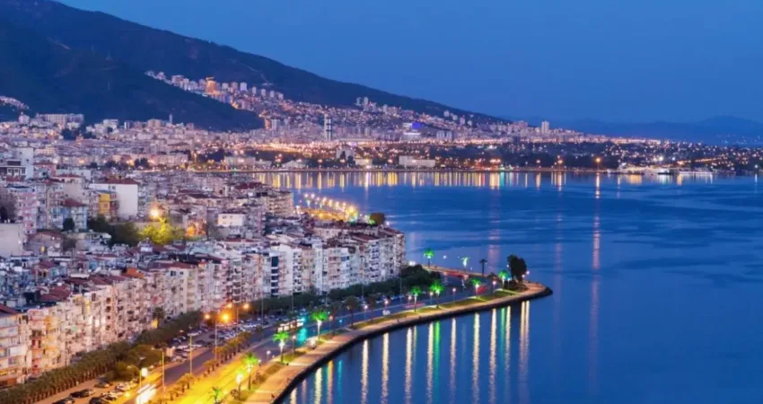 İzmir’de doğal güzellikleri ve tarihi dokusuyla görülmesi gereken 7 yer İzmir, Türkiye’nin en güzel ve tarihi şehirlerinden biridir. Ege Denizi’nin