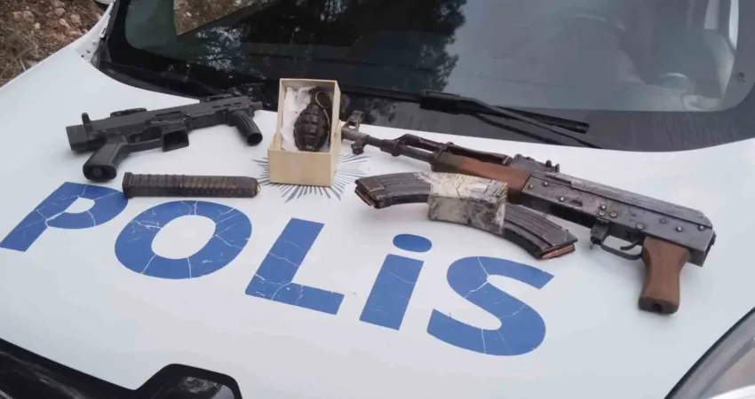 İzmir’in Buca ilçesinde, ormanlık alana kalaşnikof, MP5 ve taarruz el