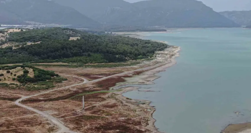 İzmir’de tehlike adım adım yaklaşıyor: “Su kesintisi yapılabilir” İzmir’in içme suyu ihtiyacını karşılayan ve tehlike çanlarının çaldığı Tahtalı