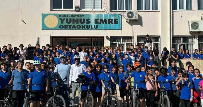 Köyceğiz Yunus Emre Ortaokulu öğrencileri güvenli bisiklet sürmeyi öğrendi Muğla’nın Köyceğiz ilçesi Yunus Emre Ortaokulu’nda öğrencilere güvenli bisiklet sürüş