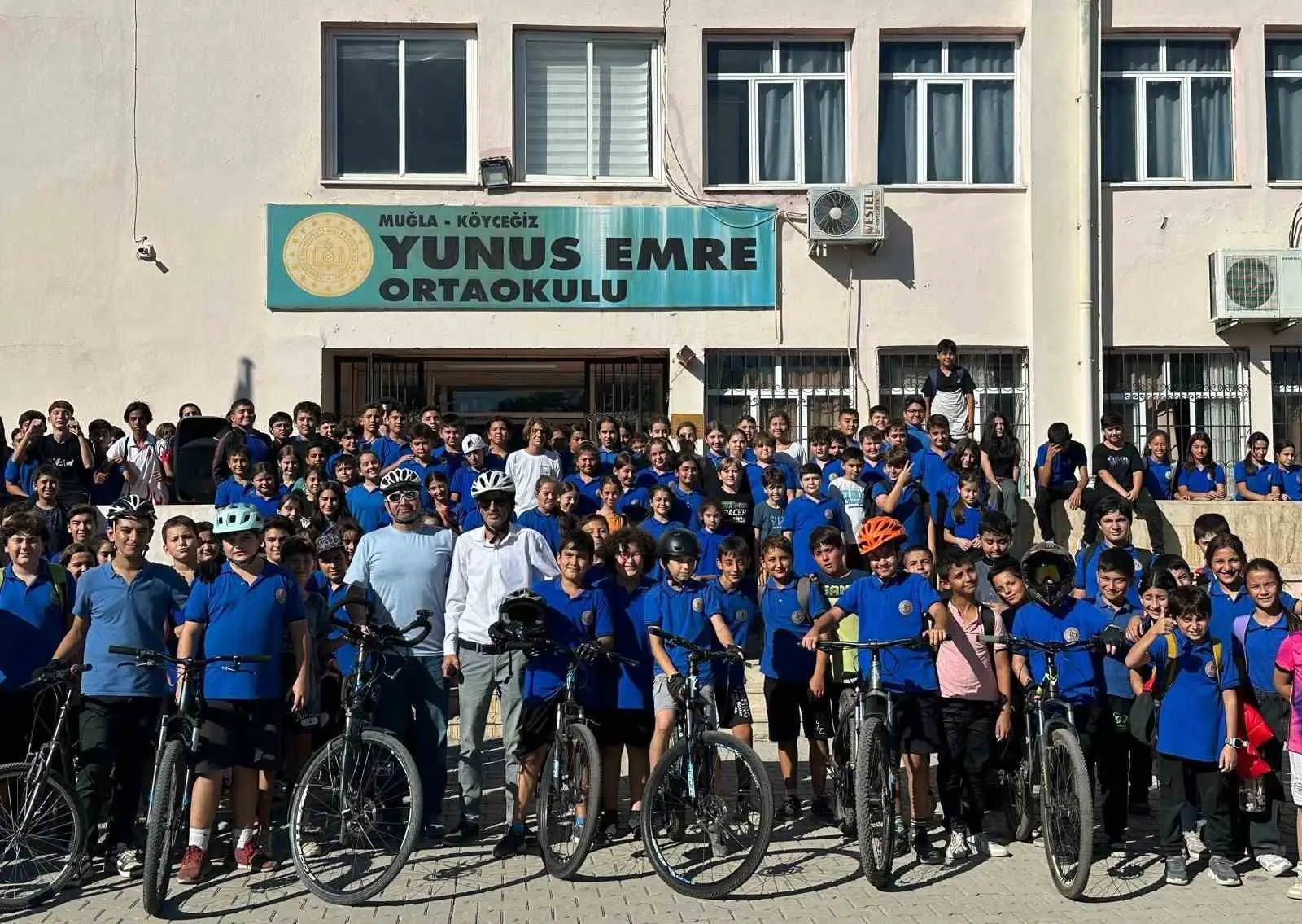 Muğla’nın Köyceğiz ilçesi Yunus Emre Ortaokulu’nda öğrencilere güvenli bisiklet sürüş