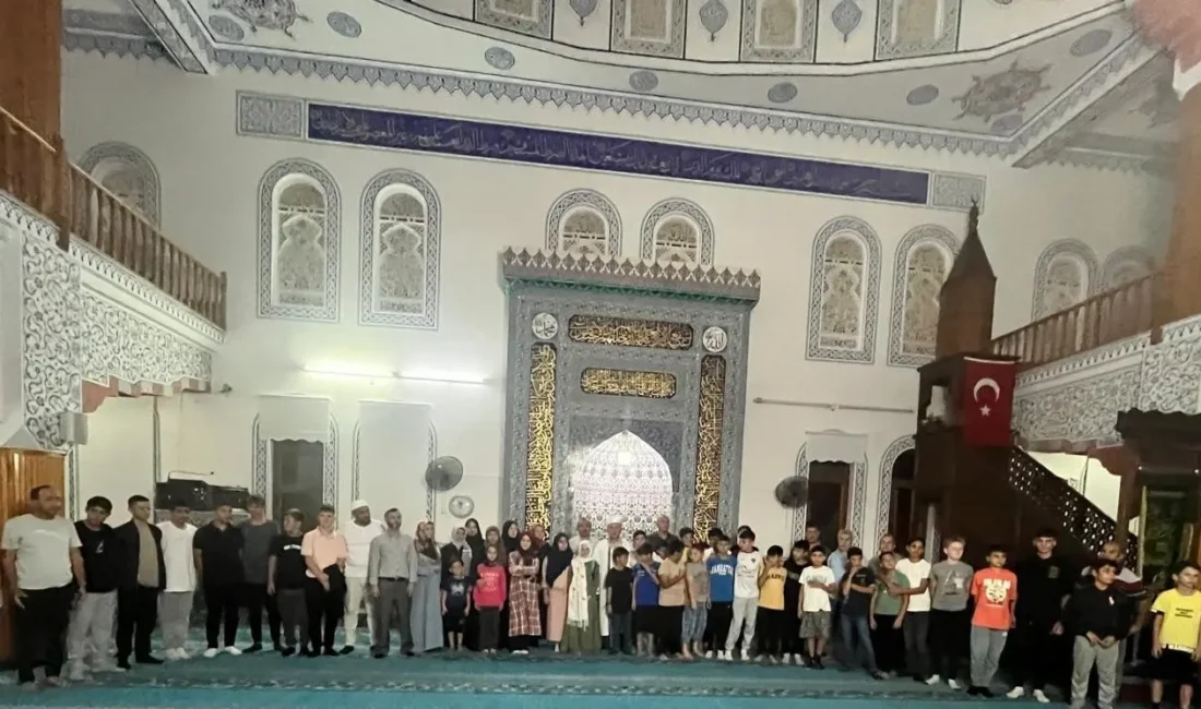 Muğla’nın Köyceğiz ilçesinde yatsı namazında gençler Toparlar Mahallesi Merkez Camiinde