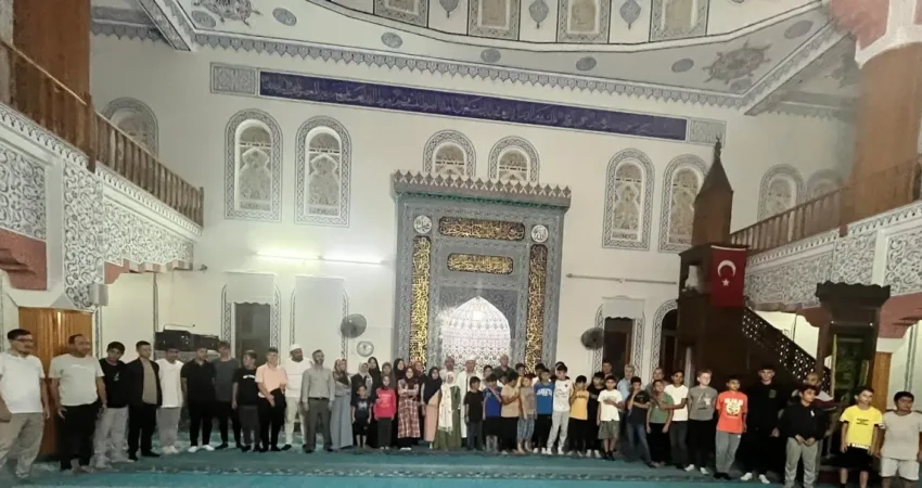 Köyceğiz’de gençler şehitler ve mazlumlar için dua edildi Muğla’nın Köyceğiz ilçesinde yatsı namazında gençler Toparlar Mahallesi Merkez Camiinde