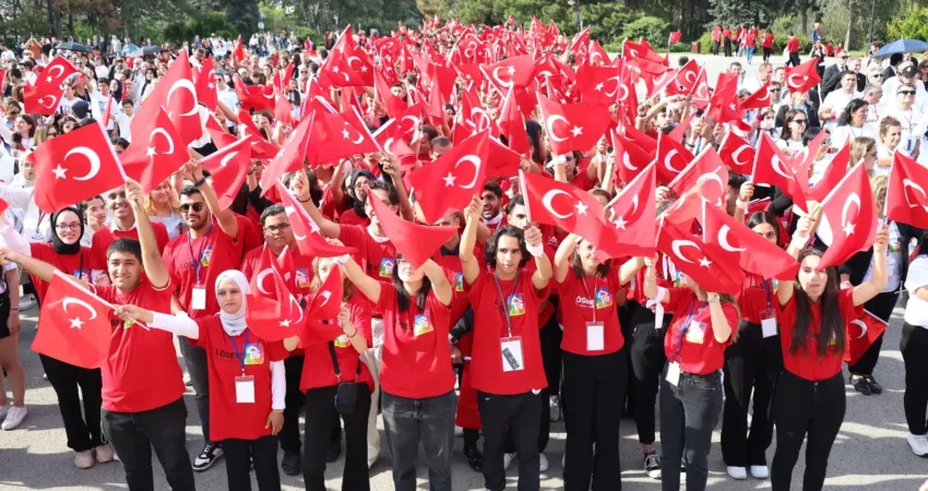 LÖSEV’den Anıtkabir’de büyük buluşma LÖSEV her yıl olduğu gibi bu yıl da onbinlerle birlikte
