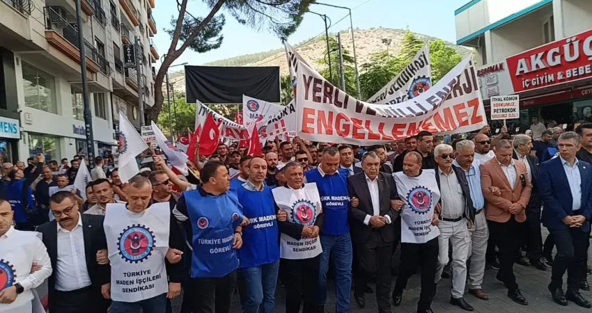 Maden-İş Sendikası Genel Başkanı Nurettin Akçul, Manisa’nın Soma ilçesinde madencilerle