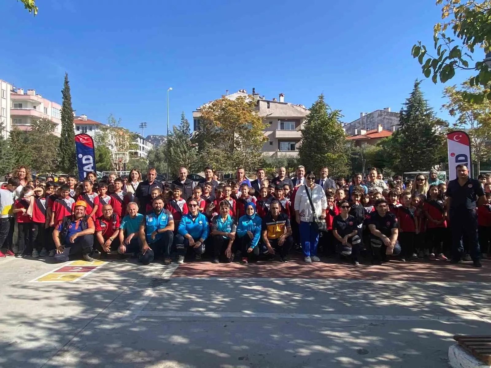 Muğla’nın Menteşe ilçesinde bulunan Emirbeyazıt İlkokulu’nda, bir deprem anında öğrencilerin