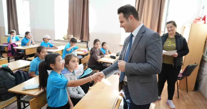 Muğla’da eğitimde yabancı dil atağı Muğla İl Milli Eğitim Müdürü Emre Çay, Menteşe ilçesindeki Cumhuriyet