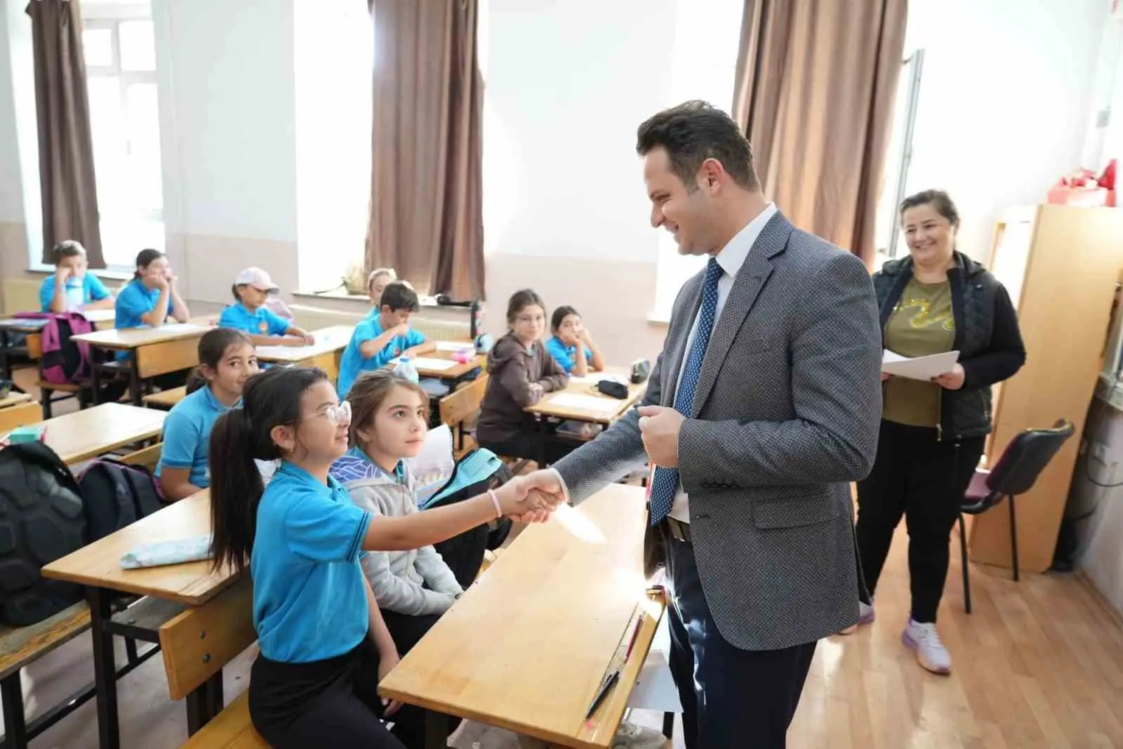 Muğla İl Milli Eğitim Müdürü Emre Çay, Menteşe ilçesindeki Cumhuriyet