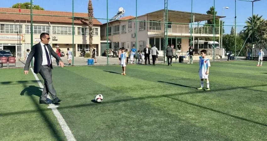 Ortaca’da Cumhuriyet Bayramı Futbol Turnuvası başladı 29 Ekim Cumhuriyet Bayramı kutalmaları kapsamında Ortaca’da Ortaokullar arası futbol