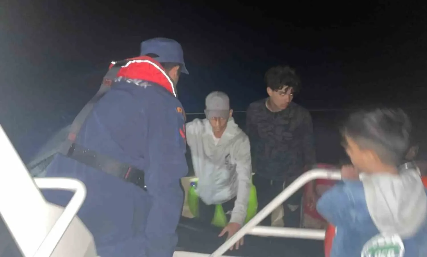 Muğla’nın Bodrum ilçesi açıklarında radarla tespit edilen 20’si çocuk 37