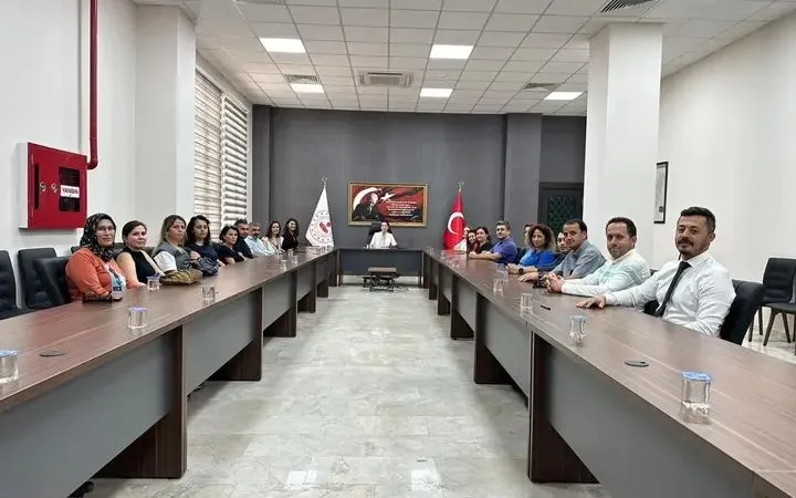 Seydikemer’de ‘Kitap Kurdu Öğretmenim’ projesi başladı Seydikemer Kaymakamı Yıldız Büyüker öncülüğünde öğretmenler arası entelektüel etkileşimi artırmayı