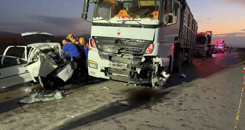 Afyonkarahisar’da tırın otomobili adeta kağıt gibi ezdiği trafik kazasında 3
