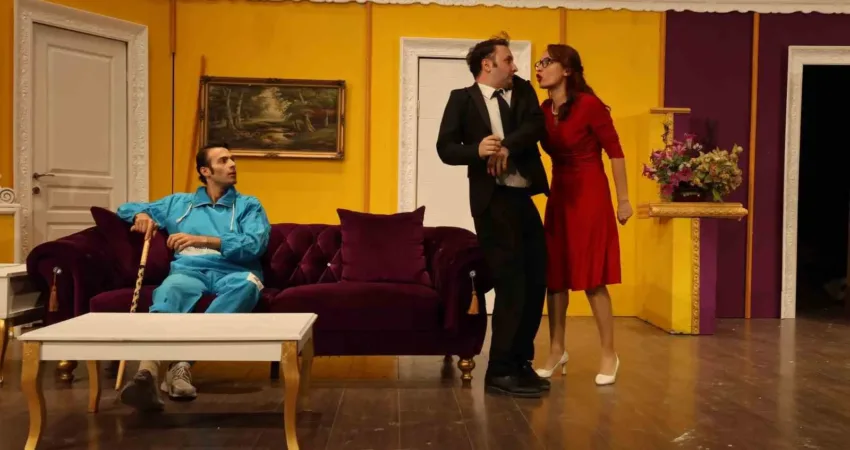 Sahne Tozu Tiyatrosu, Türk tiyatrosunda bir ilki hayata geçirerek, ilk