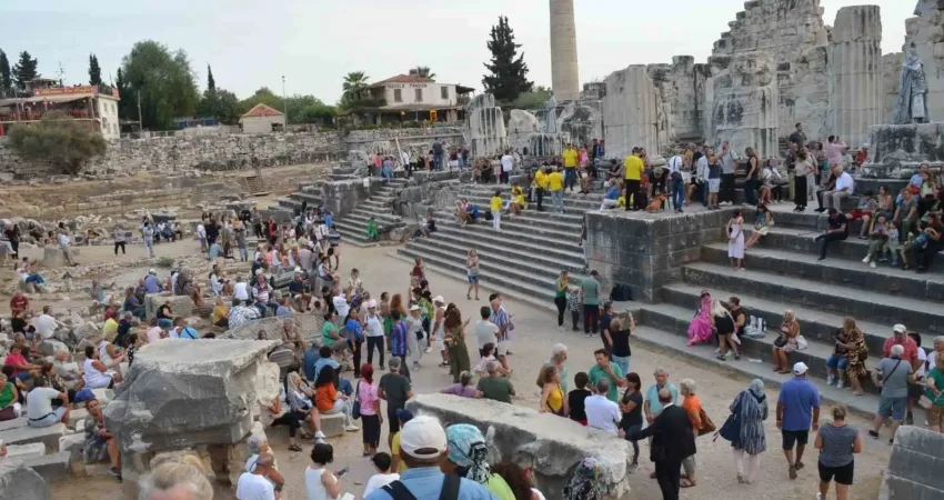 Üç bin kişiyle Apollon Tapınağı’nda “Toplu Tadım” rekoru denemesi yapıldı Aydın’ın Didim ilçesinde bu yıl 6.’sı düzenlenen “Didim Zeytin Festivali”