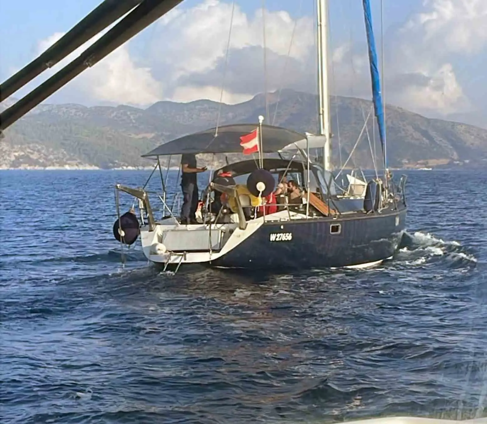 Muğla’nın Datça ilçesi açıklarında İtalya rotası üzerinde seyreden yelkenli teknede