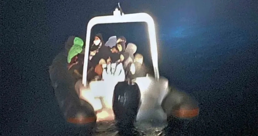 Yunanistan’ın geri ittiği düzensiz göçmenler kurtarıldı, 1 göçmen kaçakçısı yakalandı Muğla’nın Datça ilçesi açıklarında Yunanistan sahil güvenlik unsurları tarafından Türk