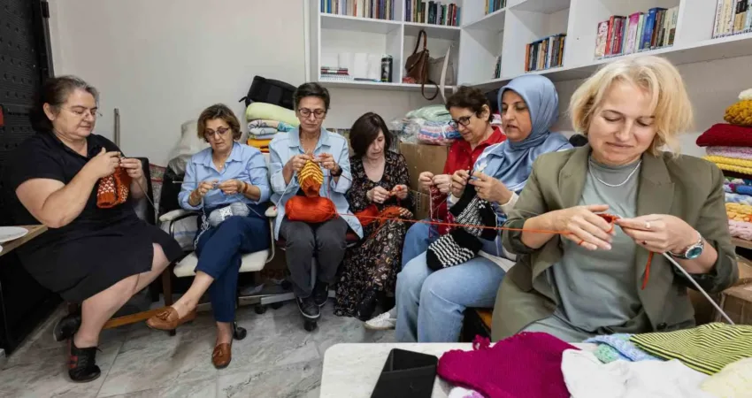 Yüreği kocaman teyzelerin yürekleri ısıtan hikayesi: Her şey çocuklar için İzmir’de, hiçbir karşılık beklemeden geleceğimizin teminatı çocuklara hediyeler gönderen ve