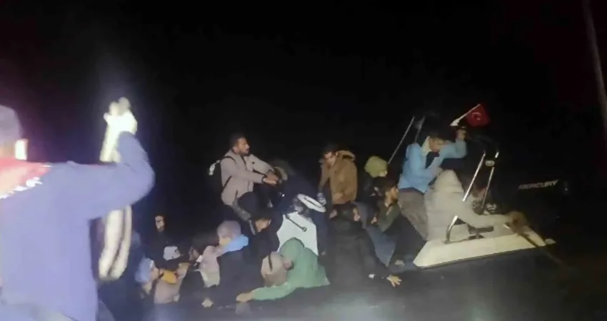 Muğla’nın Fethiye ilçesi açıklarında hareket halindeki lastik botun arıza yapması