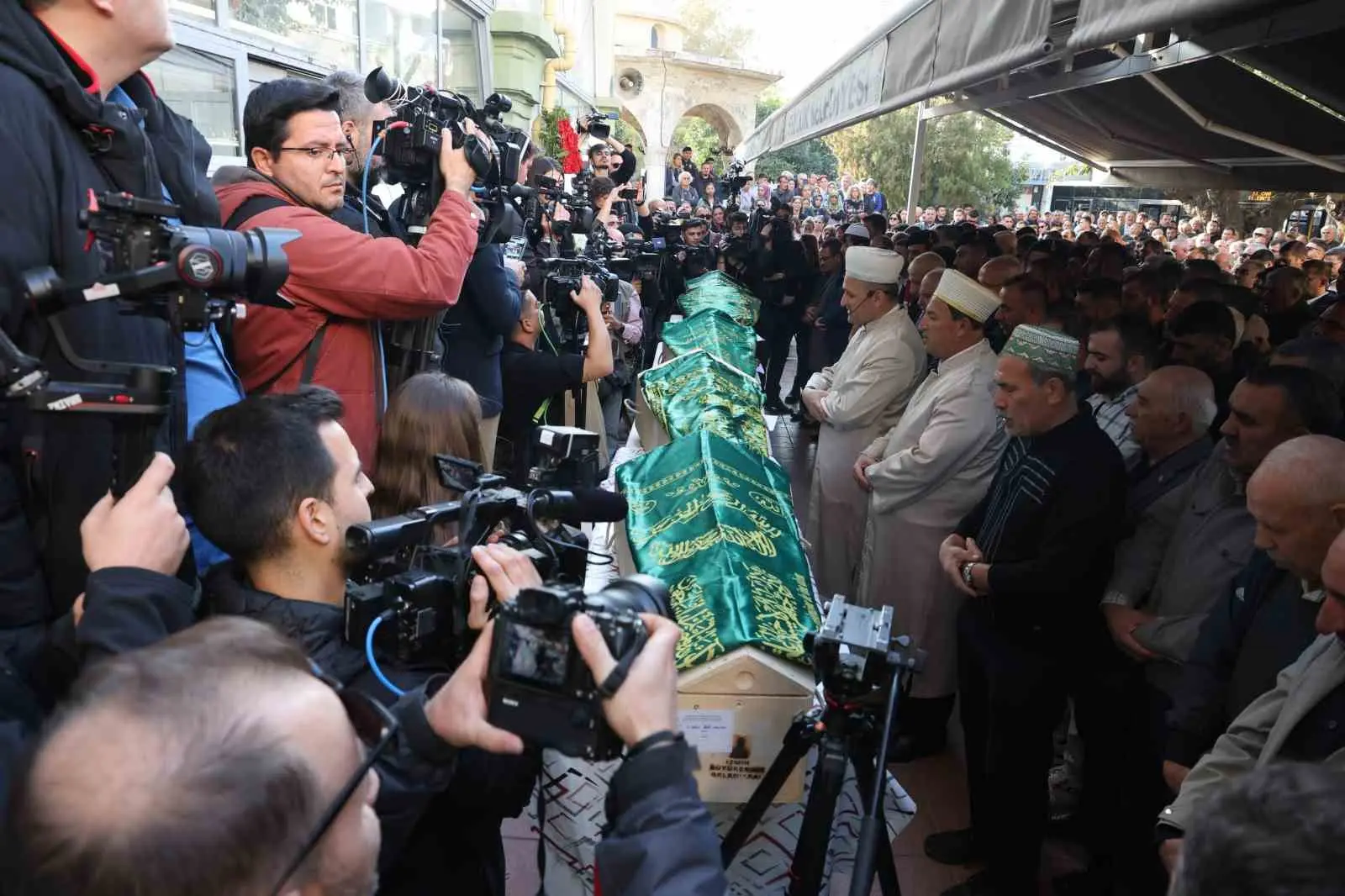 İzmir’in Selçuk ilçesinde, evde tek başlarına olduğu sırada çıkan yangın