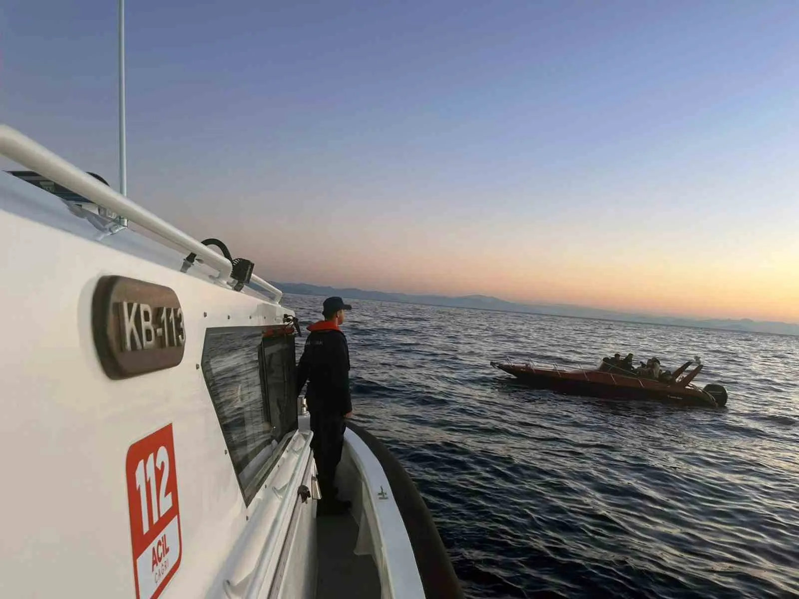 Muğla’nın Marmaris ilçesi açıklarında içinde düzensiz göçmenlerin bulunduğu fiber tekne