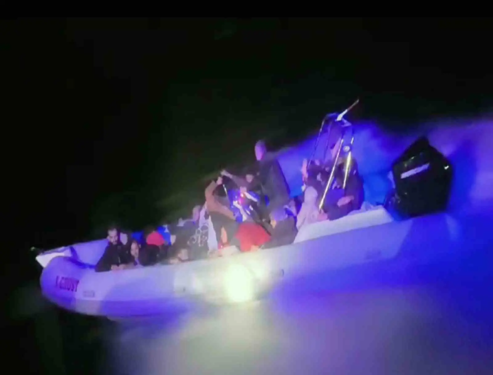 Muğla’nın Fethiye ilçesi açıklarında hareket halindeki lastik bot içinde 9’u