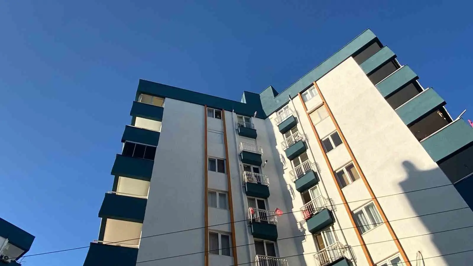 Antalya’da İran uyruklu 3 kardeş yaşadıkları evde ölü olarak bulundu.