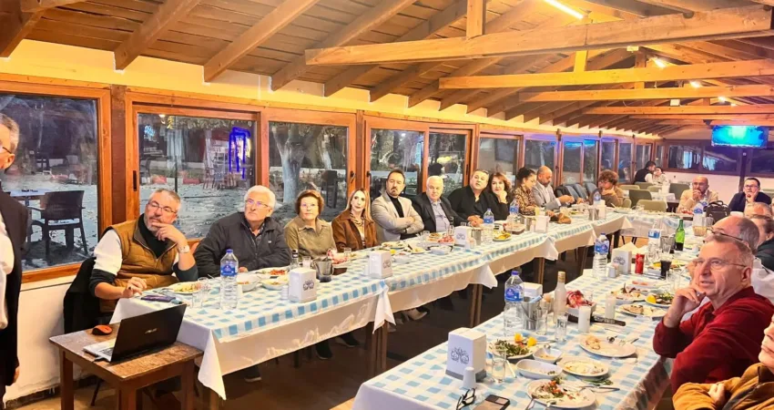 Hür Düşünce Platformu Kasım ayı toplantısı gerçekleştirildi Hür Düşünce Platformu Kasım ayı toplantısı Yayla Restoran’ında gerçekleştirildi. Toplantıda,