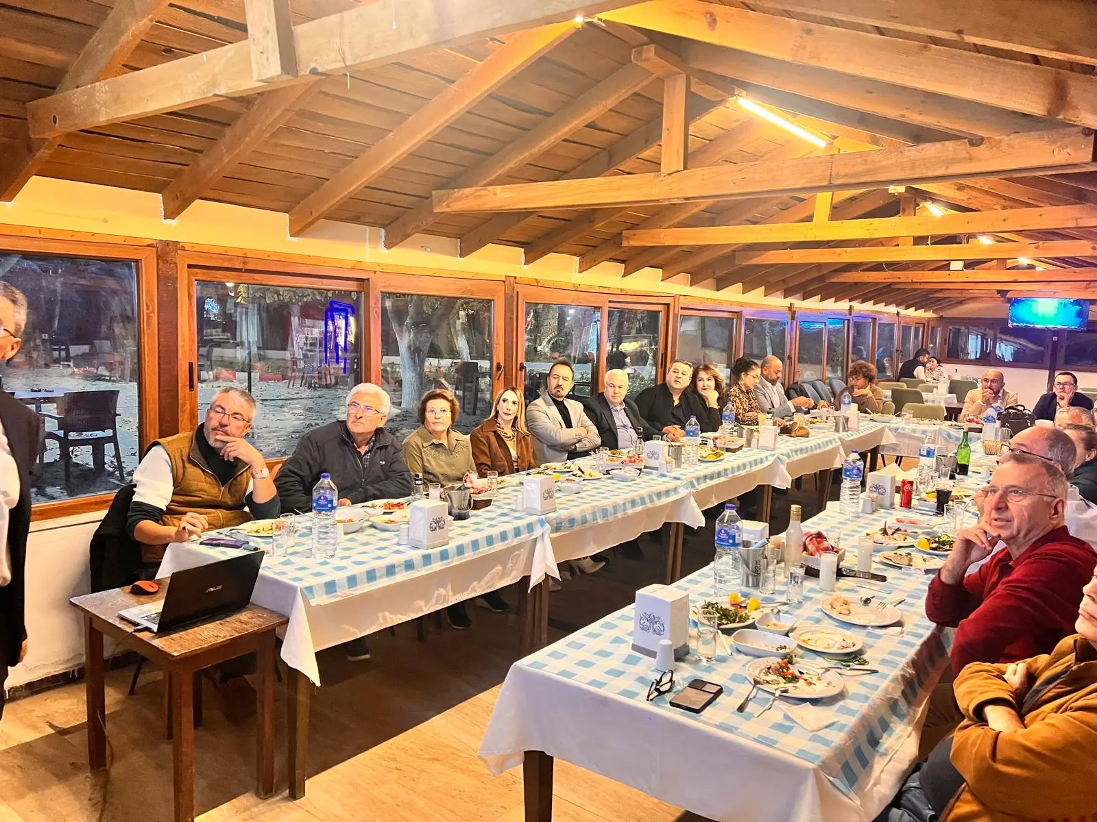 Hür Düşünce Platformu Kasım ayı toplantısı Yayla Restoran’ında gerçekleştirildi. Toplantıda,