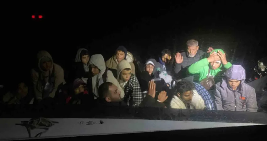 Arızalanan lastik bottaki 23 düzensiz göçmen kurtarıldı Muğla’nın Marmaris ilçesi açıklarında hareket halindeki lastik botun motor arızası