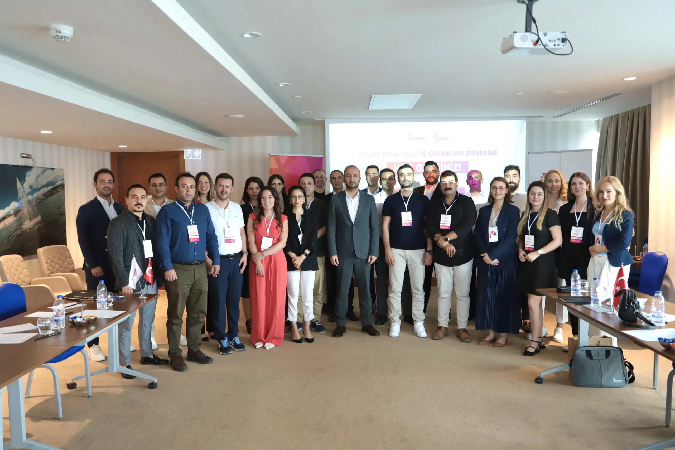Aydem Perakende ve Gediz Perakende, İzmir’de düzenlenen toplantıda iş ortaklarıyla