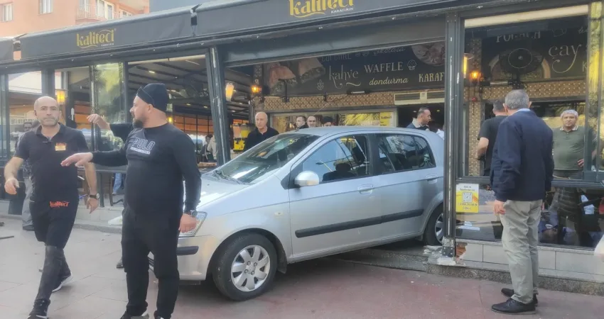 Aydın’ın Kuşadası ilçesinde sürücüsünün kontrolünden çıkan otomobil unlu mamuller üretiminin