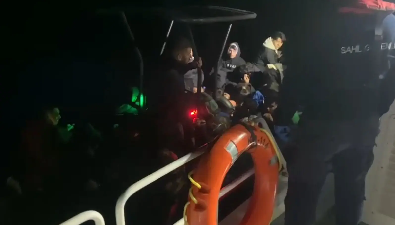 Muğla’nın Bodrum ilçesi açıklarında 11’i çocuk 33 düzensiz göçmen yakalandı.